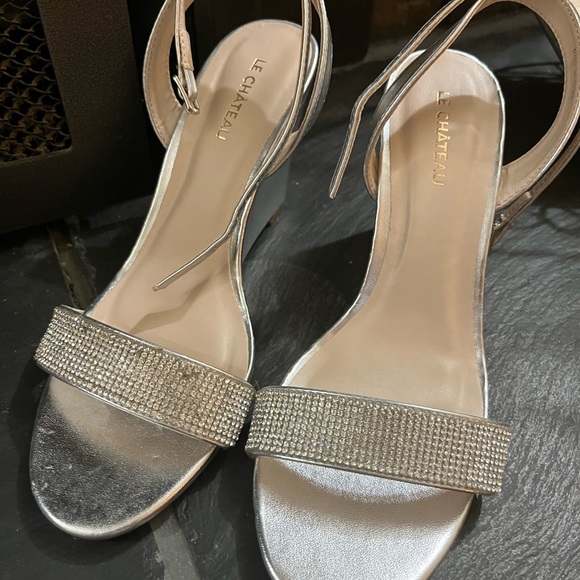 Le Chateau Wedge Sandals - Picture 2 of 4